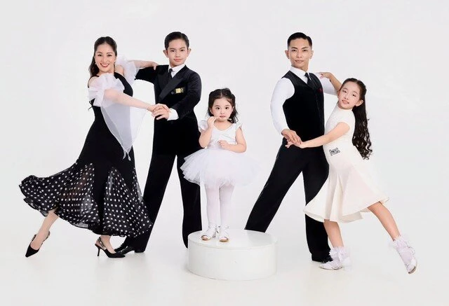 Đội hình đẹp như mơ của nhà Khánh Thi - Phan Hiển Đội hình đẹp như mơ của nhà Khánh Thi - Phan Hiển