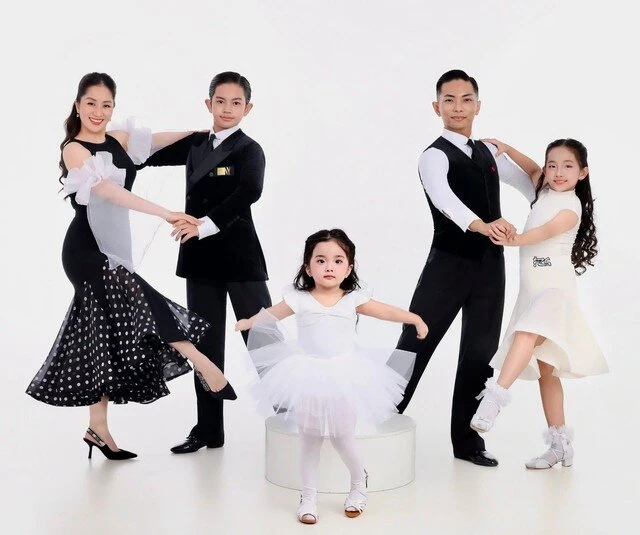 Đội hình đẹp như mơ của nhà Khánh Thi - Phan Hiển Đội hình đẹp như mơ của nhà Khánh Thi - Phan Hiển