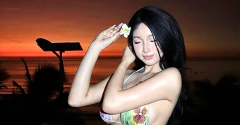 Đón bình minh trên biển, hot girl "thu hút" người xem với vóc dáng ấn tượng