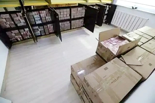 Đột kích căn hộ của nữ CEO công ty mỹ phẩm, công an tịch thu hơn 770 tỷ đồng tiền mặt chất như núi, 3 xe tải mới chở hết