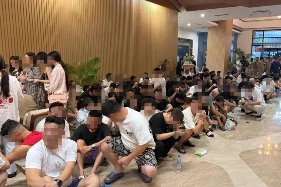 Đột kích hai tòa nhà liên quan tới tỷ phú, công an thu giữ hơn 900 thiết bị điện tử, tạm giam 'hàng trăm cán bộ online'