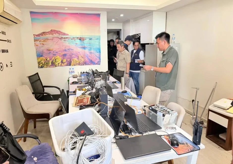 Đột kích hai tòa nhà liên quan tới tỷ phú, công an thu giữ hơn 900 thiết bị điện tử, tạm giam 'hàng trăm cán bộ online'
