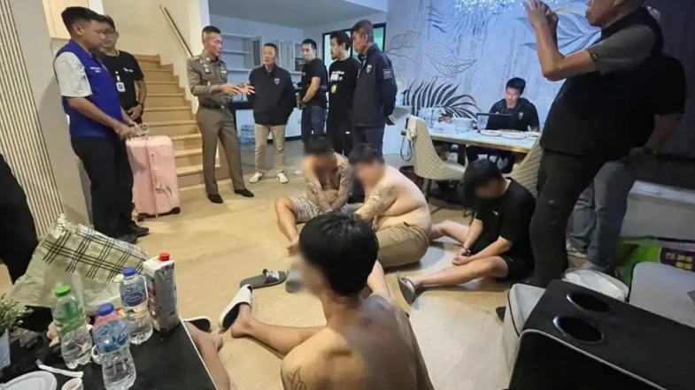 Đột kích một biệt thự vào sáng sớm, cảnh sát phát hiện 3 người phụ nữ bị giam giữ trong tình cảnh kinh hoàng Đột kích một biệt thự vào sáng sớm, cảnh sát phát hiện 3 người phụ nữ bị giam giữ trong tình cảnh kinh hoàng