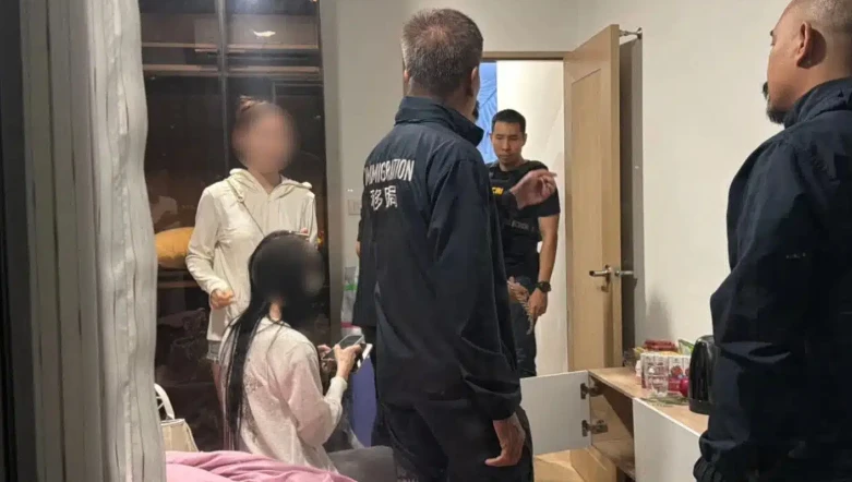 Đột kích một biệt thự vào sáng sớm, cảnh sát phát hiện 3 người phụ nữ bị giam giữ trong tình cảnh kinh hoàng Đột kích một biệt thự vào sáng sớm, cảnh sát phát hiện 3 người phụ nữ bị giam giữ trong tình cảnh kinh hoàng