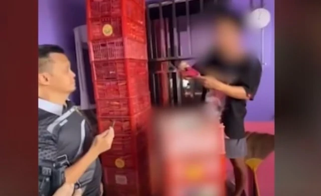 Đột kích nhiều kho hàng, cảnh sát thu giữ hơn 55.000 sản phẩm dầu gội, xà phòng, kem dưỡng da,...giả chứa kim loại nặng Đột kích nhiều kho hàng, cảnh sát thu giữ hơn 55.000 sản phẩm dầu gội, xà phòng, kem dưỡng da,...giả chứa kim loại nặng