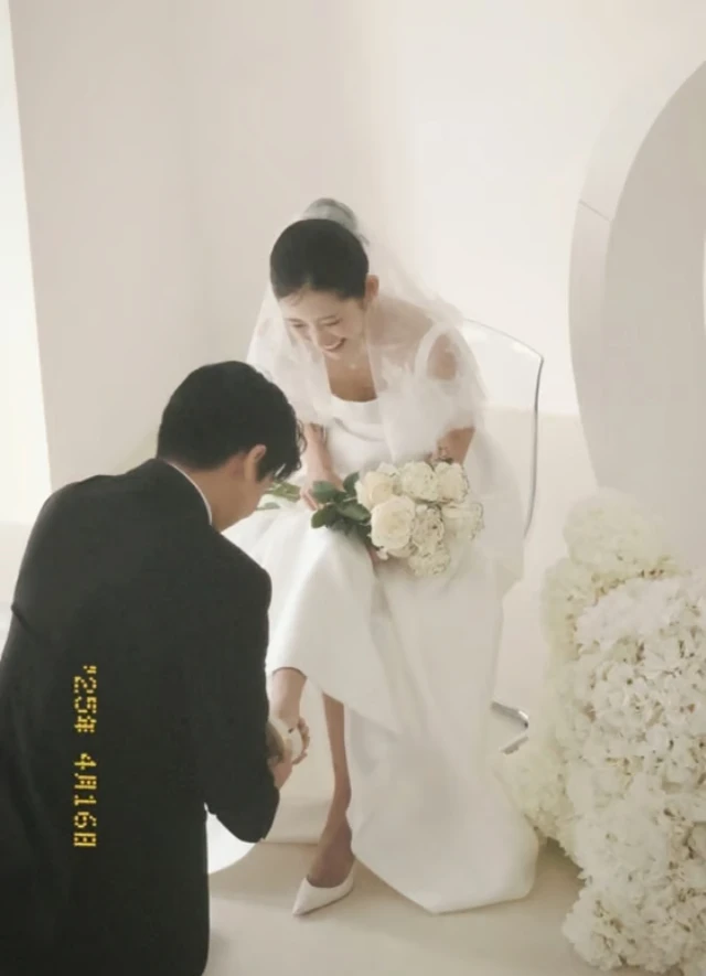Drama sốc trong đám cưới sao nữ nổi tiếng và chồng phông bạt: Khách mời không thèm gửi tiền mừng còn ăn uống, làm loạn khán phòng