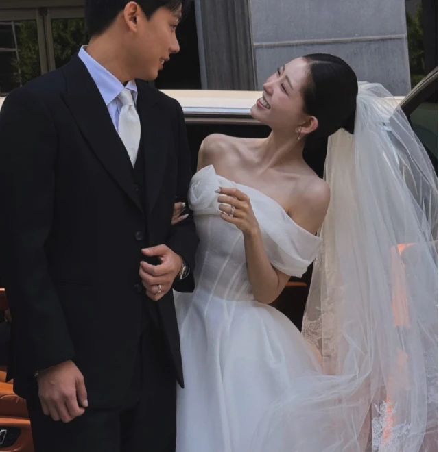 Drama sốc trong đám cưới sao nữ nổi tiếng và chồng phông bạt: Khách mời không thèm gửi tiền mừng còn ăn uống, làm loạn khán phòng