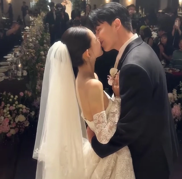 Drama sốc trong đám cưới sao nữ nổi tiếng và chồng phông bạt: Khách mời không thèm gửi tiền mừng còn ăn uống, làm loạn khán phòng