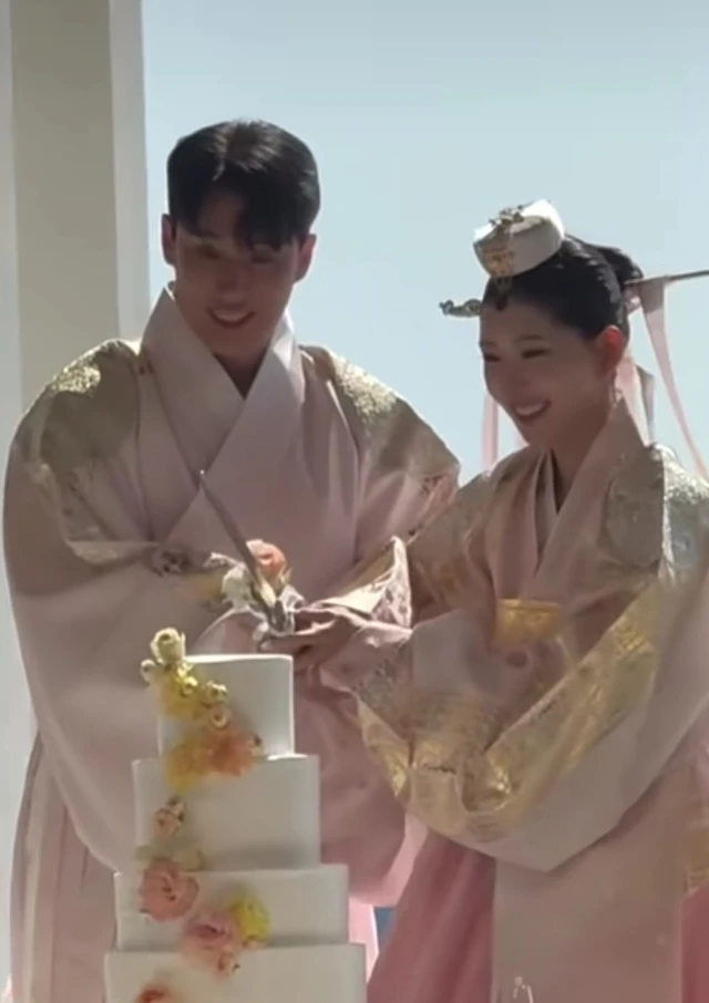 Drama sốc trong đám cưới sao nữ nổi tiếng và chồng phông bạt: Khách mời không thèm gửi tiền mừng còn ăn uống, làm loạn khán phòng