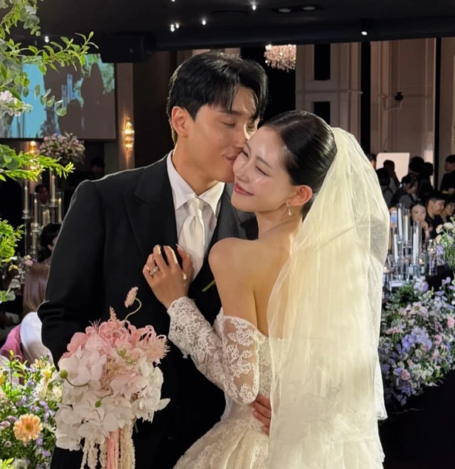 Drama sốc trong đám cưới sao nữ nổi tiếng và chồng phông bạt: Khách mời không thèm gửi tiền mừng còn ăn uống, làm loạn khán phòng