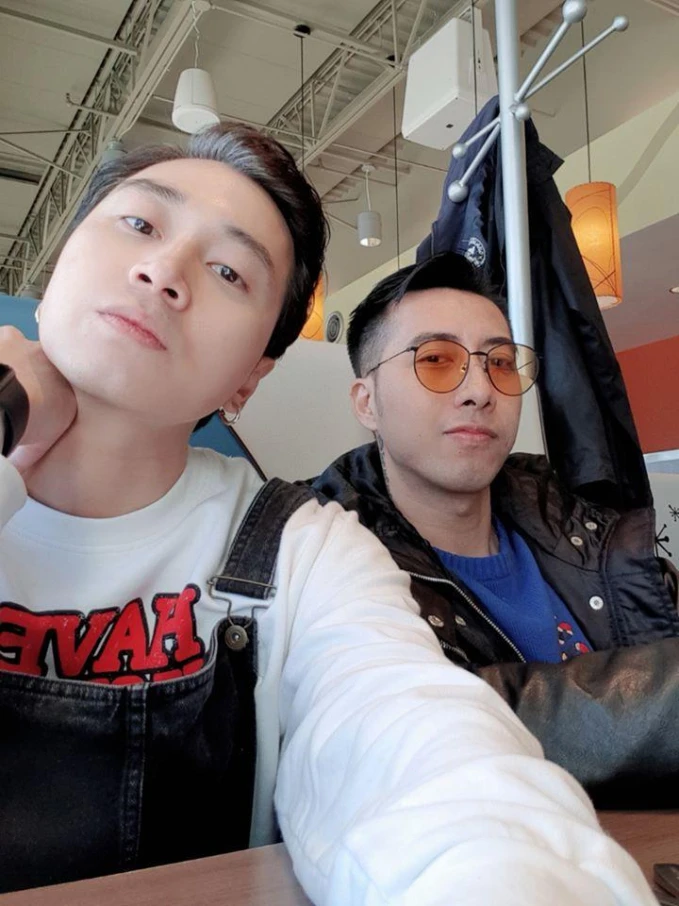 Đu idol quốc nội quá dễ: Karik và Only C đành chịu thua trước cách chào hỏi "độc lạ" của fan! Đu idol quốc nội quá dễ: Karik và Only C đành chịu thua trước cách chào hỏi "độc lạ" của fan!