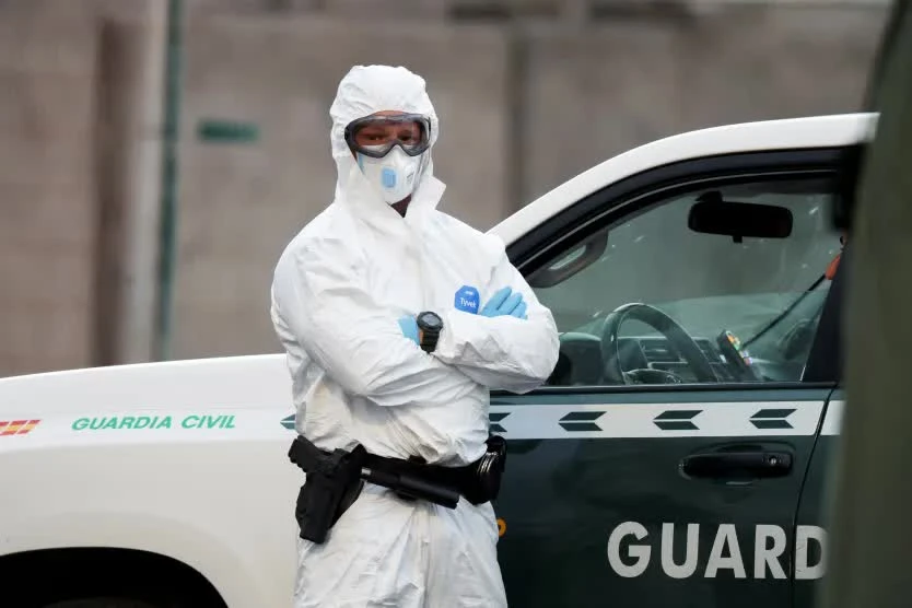 Du thuyền bùng phát dịch virus Hanta đã cập bến đất liền sau cả tháng mắc kẹt trên biển, 147 người ngay lập tức được cách ly