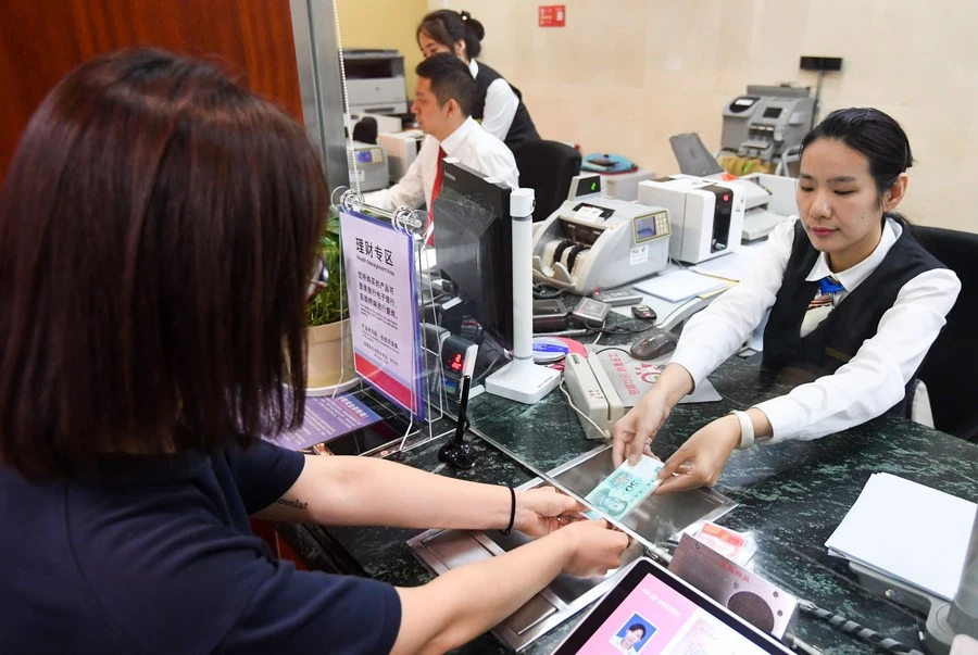 Dùng tài khoản chính chủ thanh toán bị từ chối dù còn tiền, người phụ nữ đến ngân hàng nhận tuyên bố: “Chủ tài khoản đã qua đời” Dùng tài khoản chính chủ thanh toán bị từ chối dù còn tiền, người phụ nữ đến ngân hàng nhận tuyên bố: “Chủ tài khoản đã qua đời”