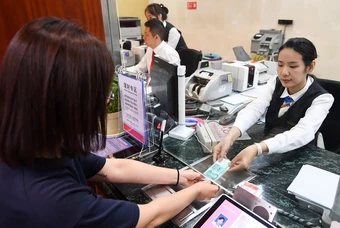 Dùng tài khoản chính chủ thanh toán bị từ chối dù còn tiền, người phụ nữ đến ngân hàng nhận tuyên bố: “Chủ tài khoản đã qua đời”
