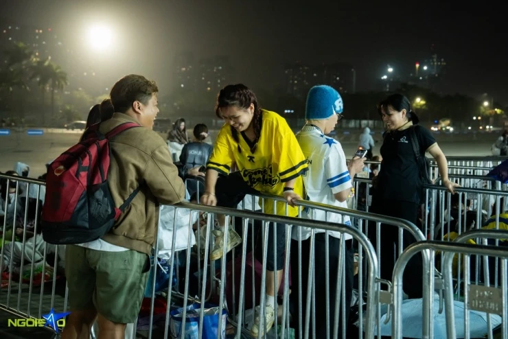 Fan nằm đất xuyên đêm, bám rào chờ xem concert Anh trai say hi