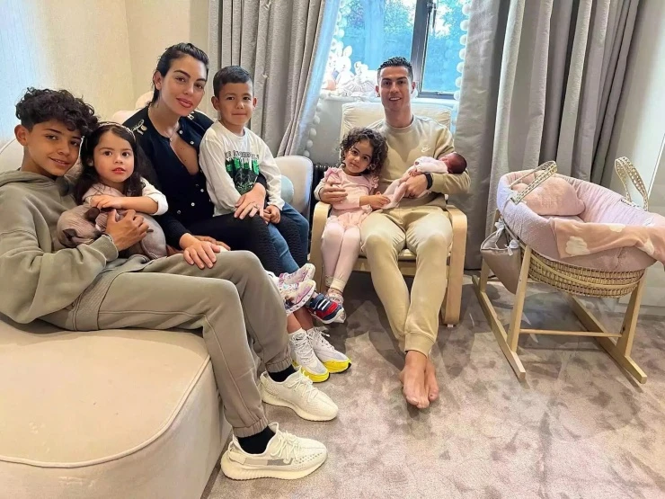 Georgina Rodriguez làm thủ tục nhận nuôi các con riêng của C. Ronaldo