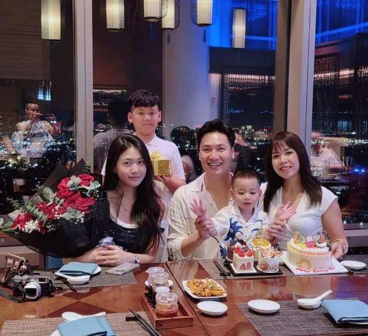 Gia đình Mạnh Trường chuyển về biệt thự 5 tầng ở Hưng Yên Gia đình Mạnh Trường chuyển về biệt thự 5 tầng ở Hưng Yên