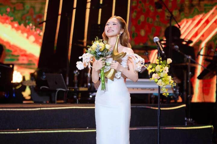 Giành giải Cống hiến gây tranh cãi, Hương Tràm nói không bận tâm