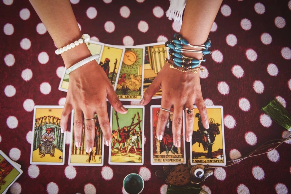 Giới trẻ đang "nghiện" xem bói bằng ChatGPT, Gemini, DeepSeek: Luận từ tử vi sang Tarot chỉ trong một câu lệnh
