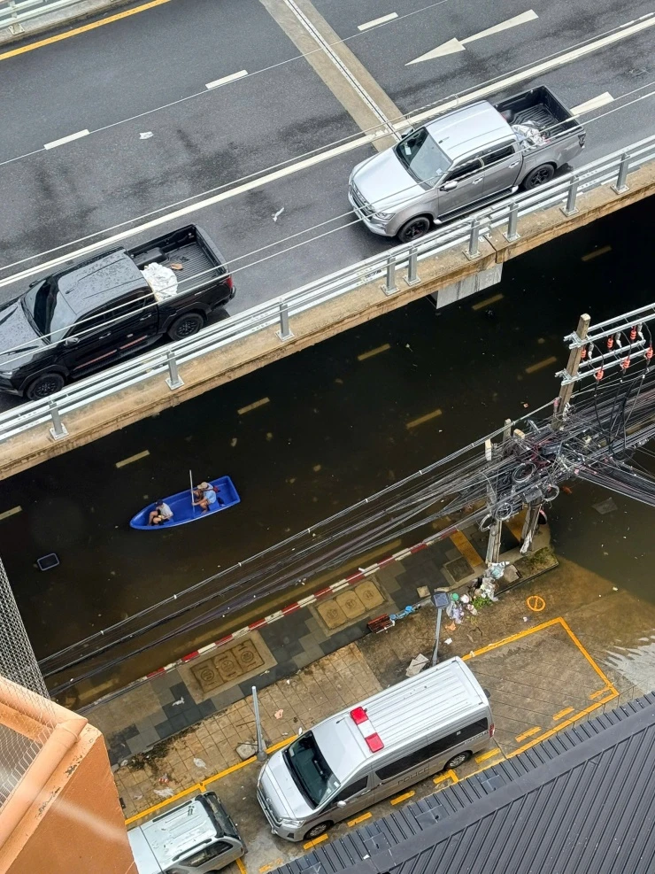 Hà Anh chật vật rời Bangkok giữa lúc thành phố ngập sâu