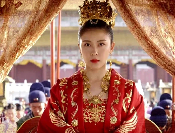 Ha Ji Won lộ vóc dáng gầy trên thảm đỏ cạnh Thái tử Joo Ji Hoon tại sự kiện
