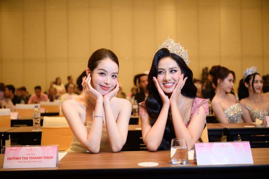 Hà Trúc Linh nhuận sắc bén ngót nhưng đứng kế Thanh Thuỷ vẫn phải chịu thua vài phần Hà Trúc Linh nhuận sắc bén ngót nhưng đứng kế Thanh Thuỷ vẫn phải chịu thua vài phần