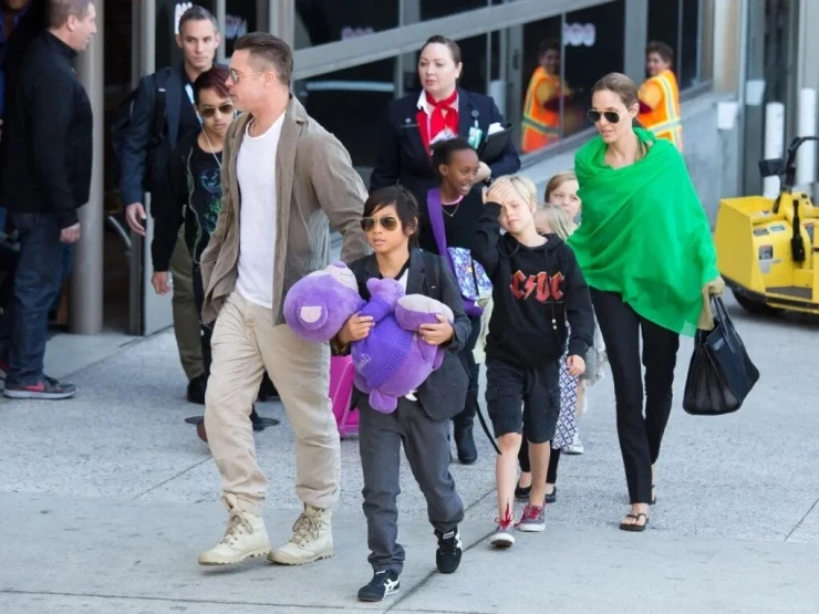 Hai con của Brad Pitt đăng thông báo bỏ họ bố