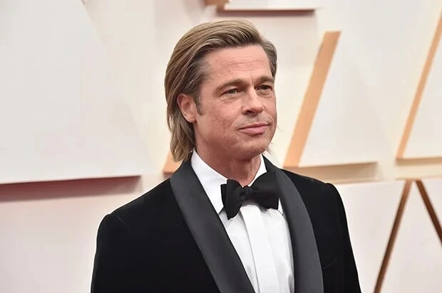 Hai con của Brad Pitt đăng thông báo bỏ họ bố