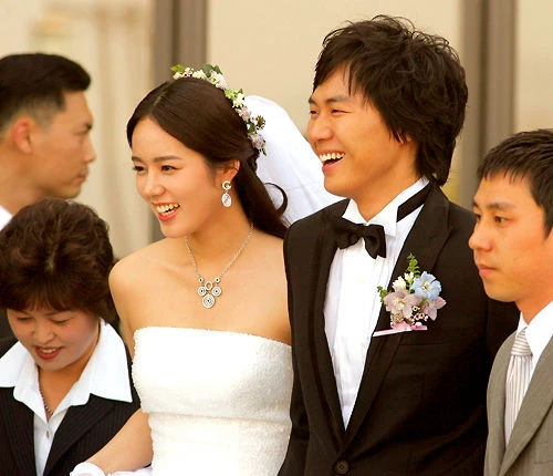 Han Ga In diện lại váy cưới sau 21 năm: Đích thị là nữ thần rồi!