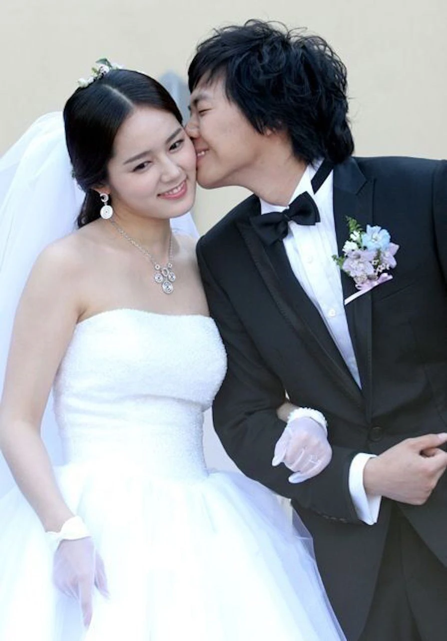 Han Ga In diện lại váy cưới sau 21 năm: Đích thị là nữ thần rồi!