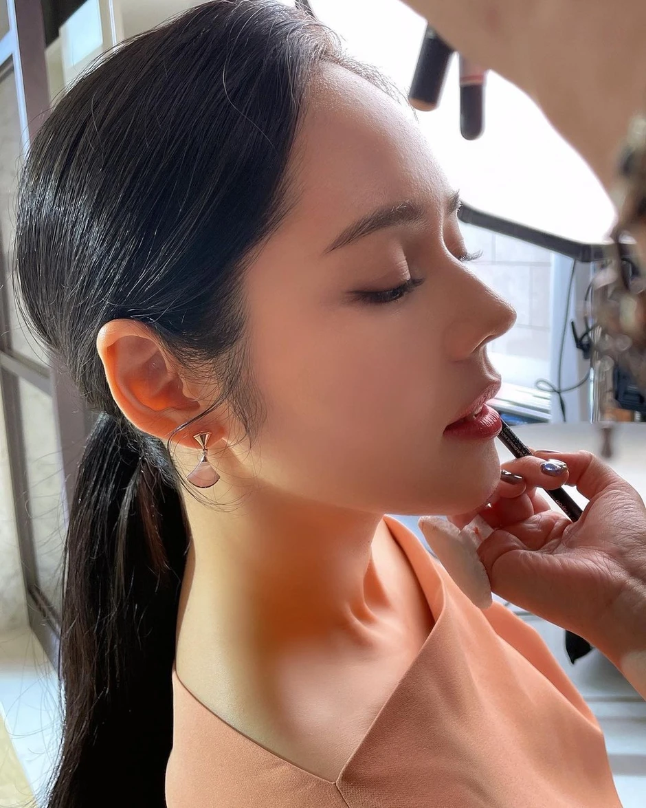 Han Ga In diện lại váy cưới sau 21 năm: Đích thị là nữ thần rồi!