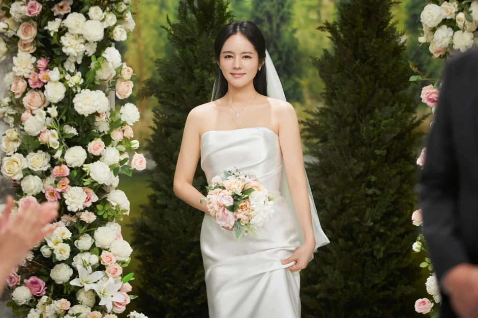 Han Ga In diện lại váy cưới sau 21 năm: Đích thị là nữ thần rồi!