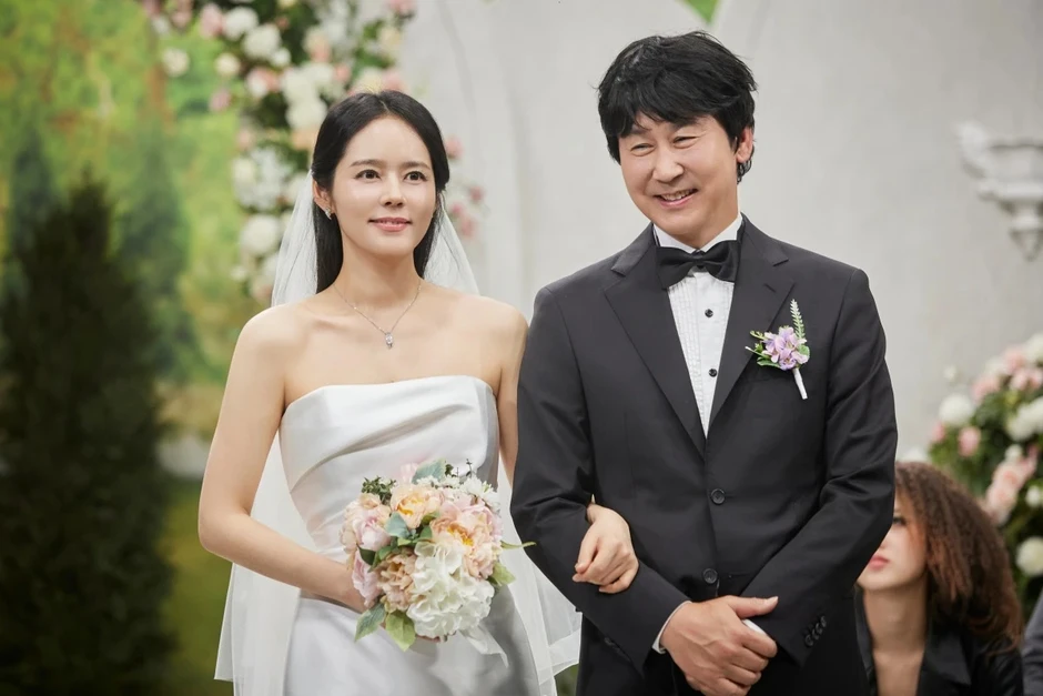 Han Ga In diện lại váy cưới sau 21 năm: Đích thị là nữ thần rồi!
