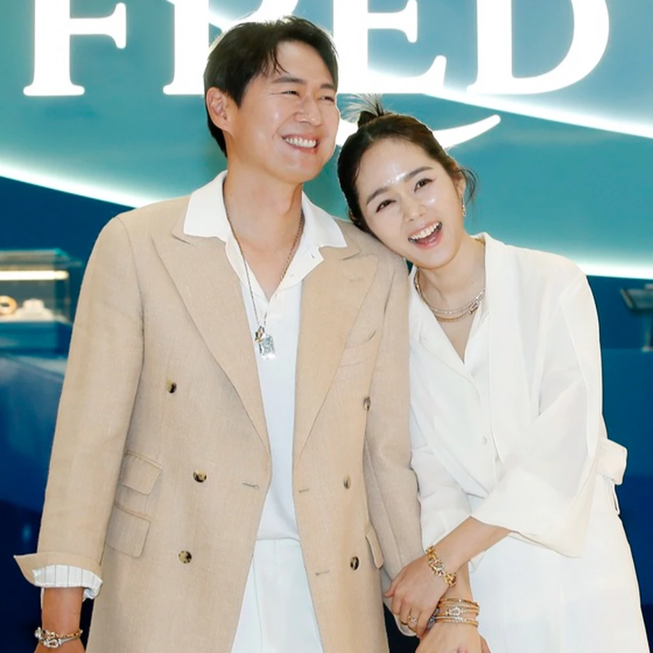 Han Ga In diện lại váy cưới sau 21 năm: Đích thị là nữ thần rồi!