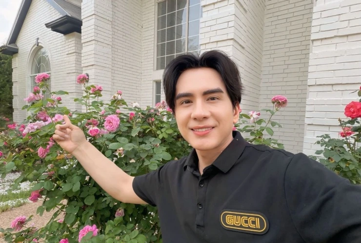 Hàng chục khóm hồng khoe sắc trong biệt thự của Đan Trường ở Mỹ Hàng chục khóm hồng khoe sắc trong biệt thự của Đan Trường ở Mỹ