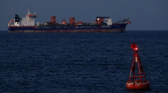 Hàng loạt tàu tắt tín hiệu vượt eo biển Hormuz mang gần 12 triệu thùng dầu đến một nước châu Á