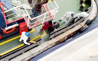 Hành khách tiết lộ trải nghiệm bên trong du thuyền chở 147 người đang mắc kẹt trên biển do virus Hanta: Phải giãn cách như thời COVID-19 và mòn mỏi chờ đợi