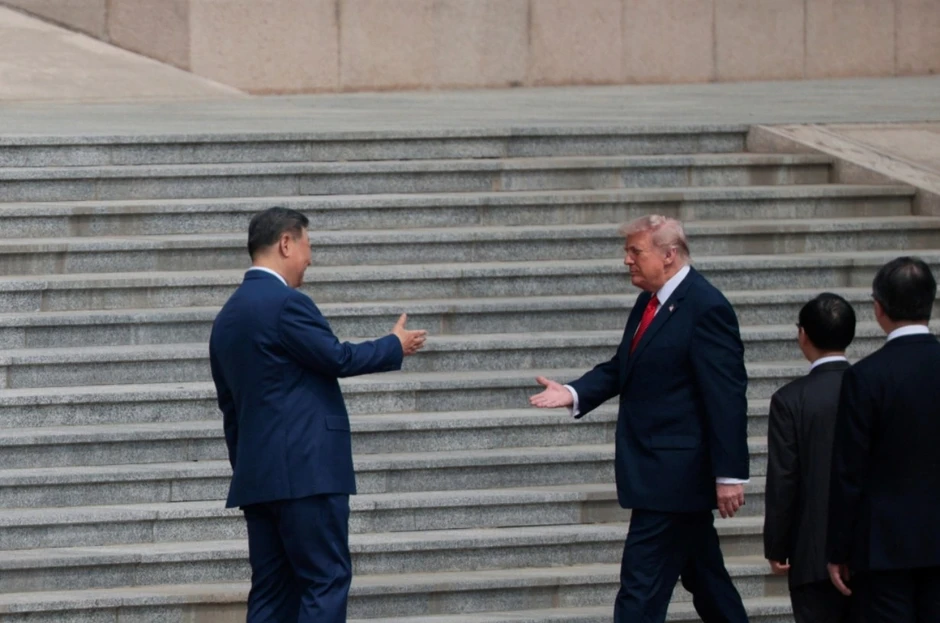 Hé lộ thông điệp từ 5 cú vỗ của ông Donald Trump khi bắt tay ông Tập Cận Bình