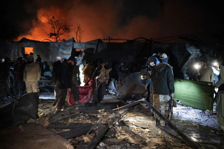 Hiện trường hoang tàn sau trận không kích vào bệnh viện tại thủ đô của Afghanistan khiến 400 người thiệt mạng, tiếng gào thét tuyệt vọng dưới đống đổ nát Hiện trường hoang tàn sau trận không kích vào bệnh viện tại thủ đô của Afghanistan khiến 400 người thiệt mạng, tiếng gào thét tuyệt vọng dưới đống đổ nát
