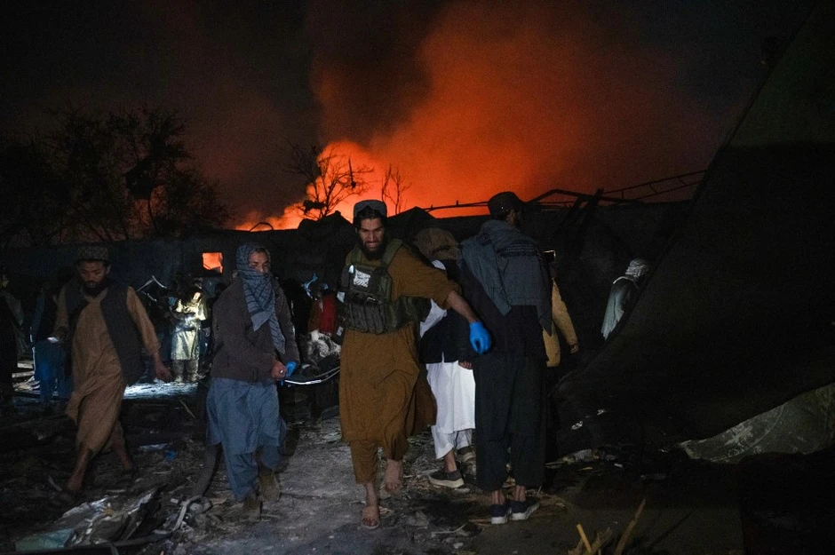 Hiện trường hoang tàn sau trận không kích vào bệnh viện tại thủ đô của Afghanistan khiến 400 người thiệt mạng, tiếng gào thét tuyệt vọng dưới đống đổ nát Hiện trường hoang tàn sau trận không kích vào bệnh viện tại thủ đô của Afghanistan khiến 400 người thiệt mạng, tiếng gào thét tuyệt vọng dưới đống đổ nát
