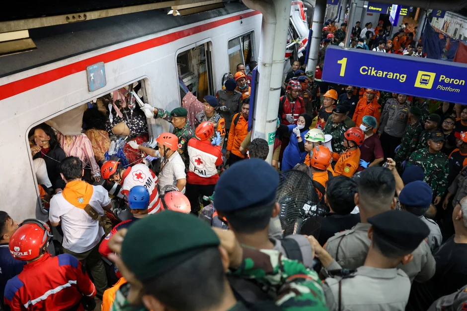 Hiện trường thảm kịch 2 tàu hỏa đâm nhau tại Indonesia: Ít nhất 7 người thiệt mạng, 81 người bị thương