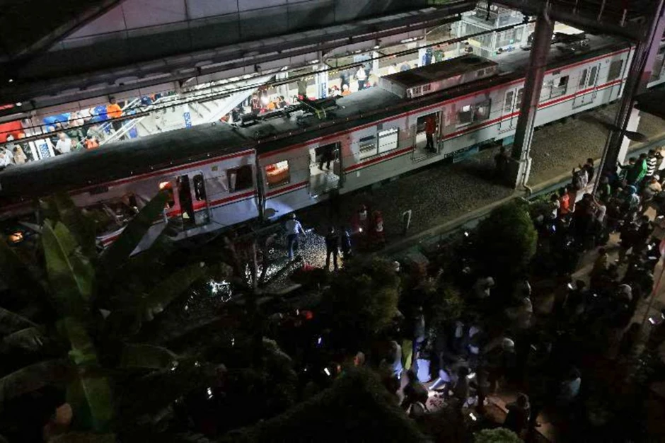Hiện trường thảm kịch 2 tàu hỏa đâm nhau tại Indonesia: Ít nhất 7 người thiệt mạng, 81 người bị thương
