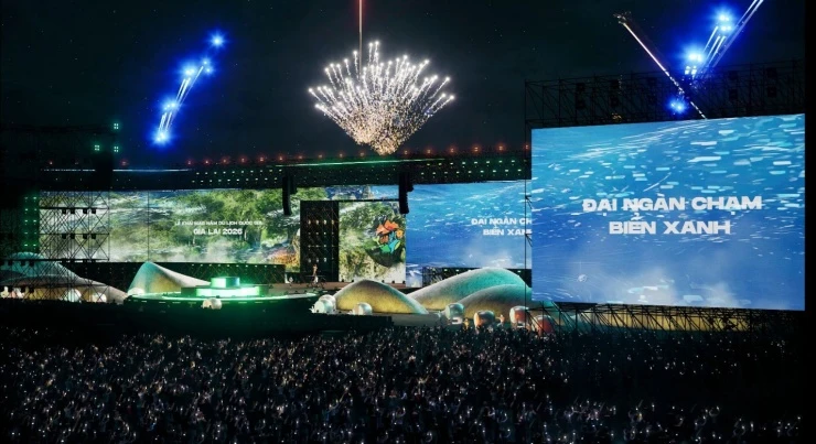 HIEUTHUHAI và dàn anh trai, em xinh hội tụ tại concert đặc biệt ở Gia Lai