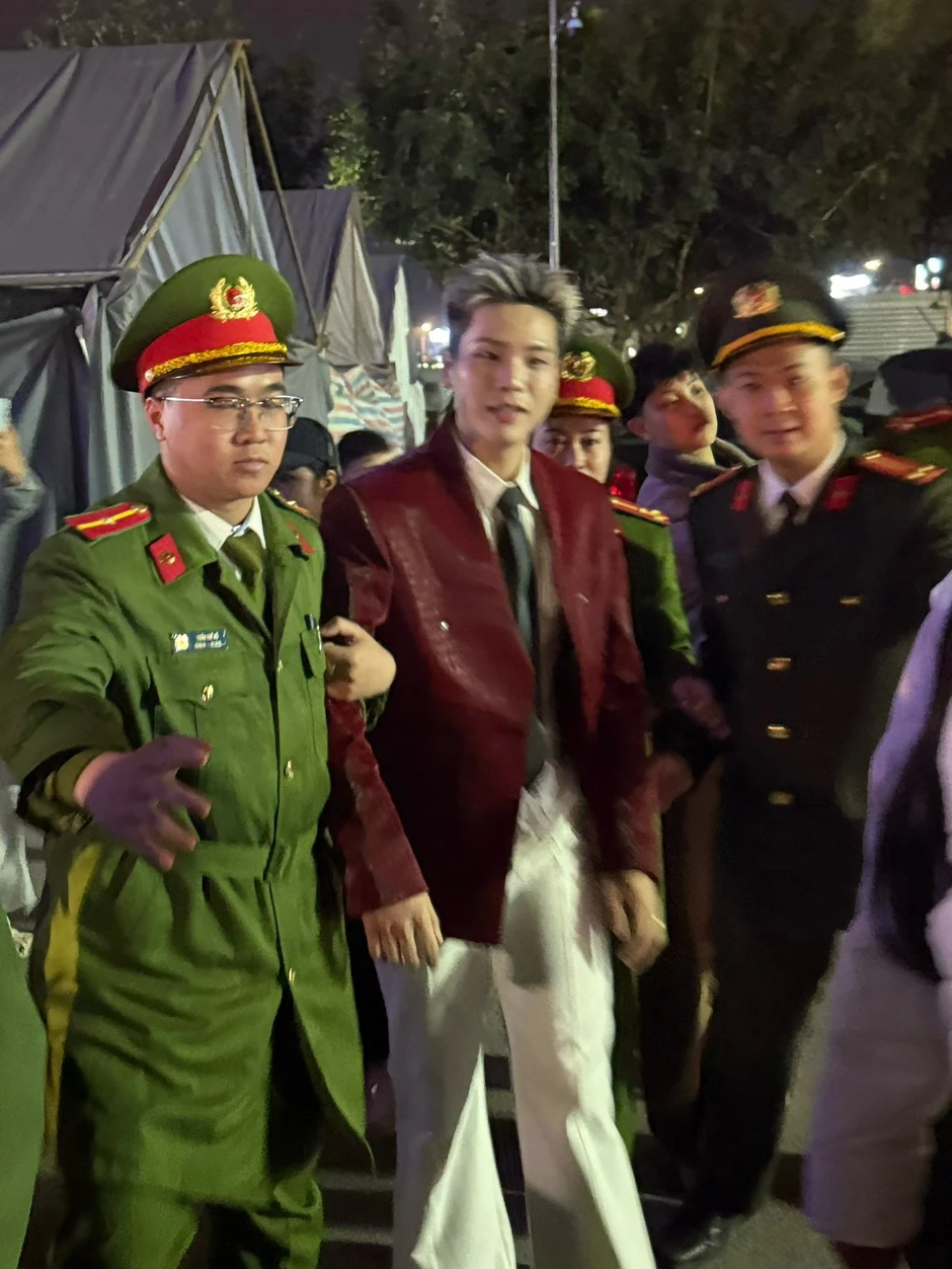 Hình ảnh hot nhất lúc này - "Quân A.P bị áp giải"