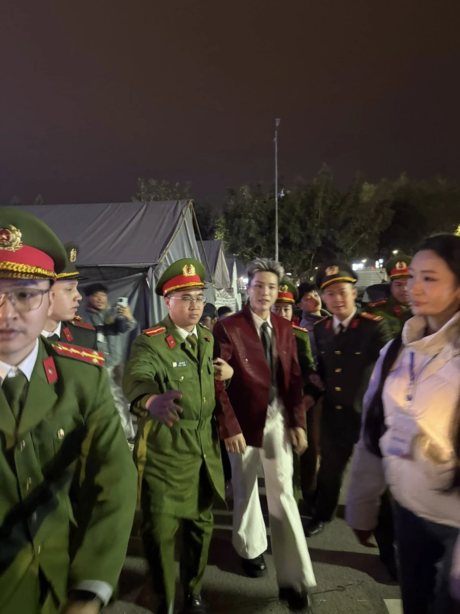 Hình ảnh hot nhất lúc này - "Quân A.P bị áp giải"