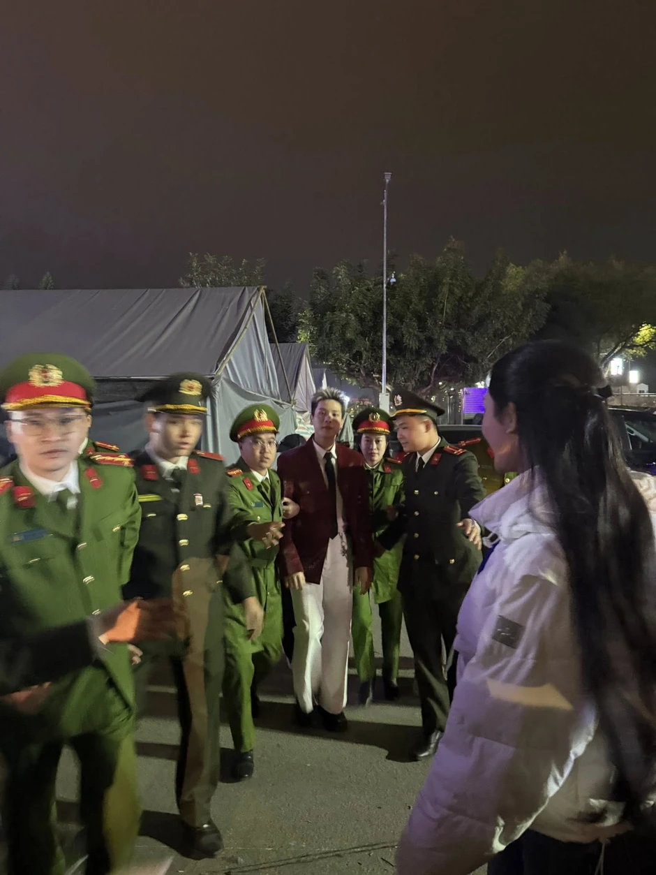 Hình ảnh hot nhất lúc này - "Quân A.P bị áp giải"