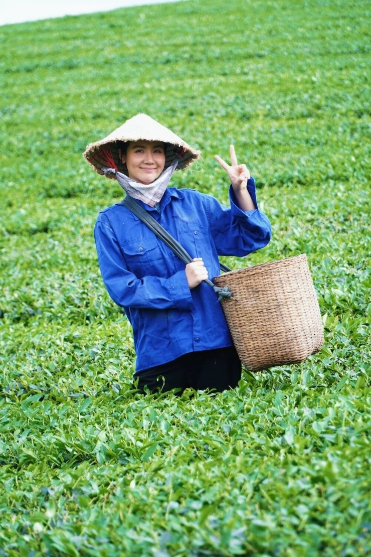 Hình ảnh không có trên phim Căn nhà không mái che, Duy Hưng nhí nhảnh bên Huyền Lizzie