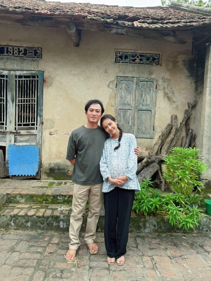 Hình ảnh không có trên phim Căn nhà không mái che, Duy Hưng nhí nhảnh bên Huyền Lizzie
