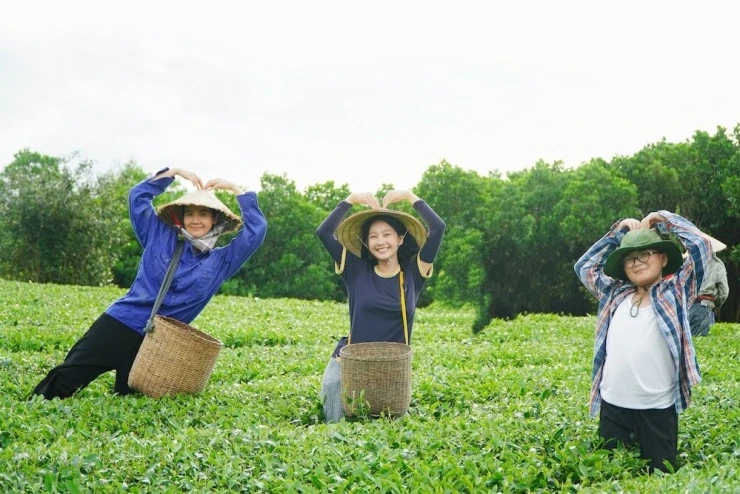 Hình ảnh không có trên phim Căn nhà không mái che, Duy Hưng nhí nhảnh bên Huyền Lizzie