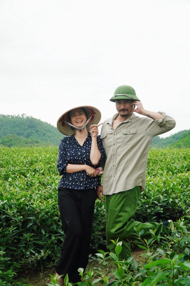 Hình ảnh không có trên phim Căn nhà không mái che, Duy Hưng nhí nhảnh bên Huyền Lizzie